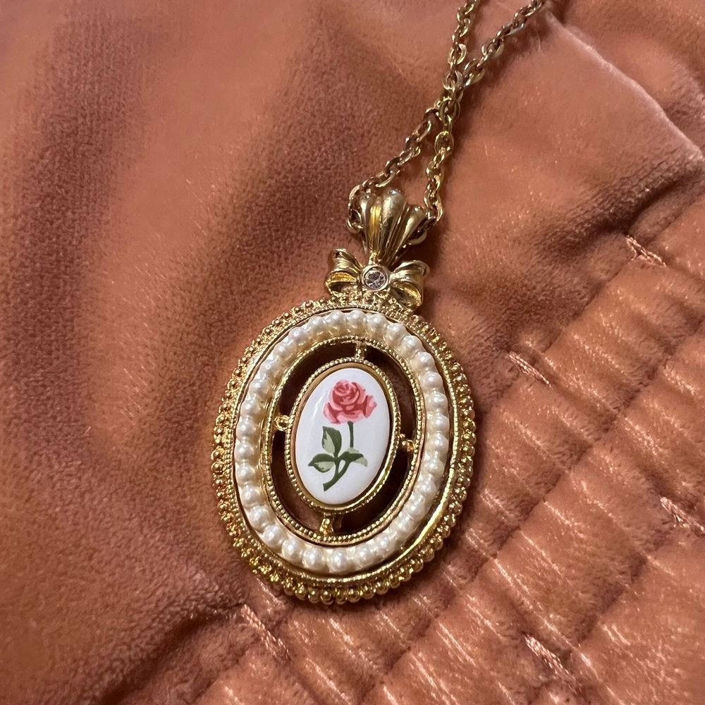 Avon Gold Tone Oval Faux Pearl Rose Pendant Necklace ✨